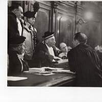 Ettore Grande e la Corte discutono davanti al plastico della villa di Bangkok durante il processo di cassazione