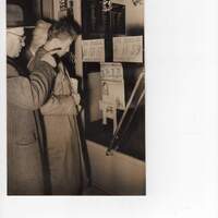 Giocatori del lotto davanti ad una ricevitoria con affissi i numeri legati al delitto Virdis