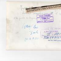 Una folla di curiosi assiste al passaggio del camioncino dei carabinieri che trasporta Jolanda Bergamo sul luogo del delitto Cavallero