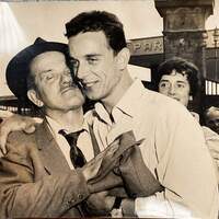 L'abbraccio tra Aldo Cugini e il padre dopo la scarcerazione