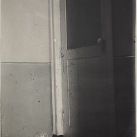 Il sangue della vittima sulla porta della stanza dove è stata accoltellata Maria Flores