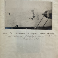 Particolare del sangue della vittima sul balcone della stanza dove è stata accoltellata Maria Flores (ripresa dall'alto)