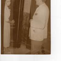 La signora De Leon, presso cui Jolanda Bergamo lavora come domestica, parla con il cugino della donna