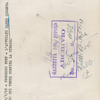 L'avvocato Sarno osserva la sbarra con cui fu compiuta la strage di via San Gregorio