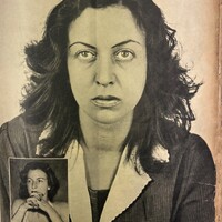 Le figlie abbracciano una donna di pietra