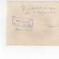 Nadir Chiabodo si nasconde con l'impermeabile durante il suo processo