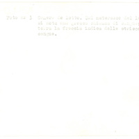 La camera da letto con il materasso e il pavimento sporchi di sangue