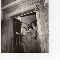 Francesco Virdis si copre il volto mentre esce dal commissariato