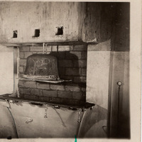 Dettaglio della cucina di Leonarda Cianciulli con il paiolo nel camino