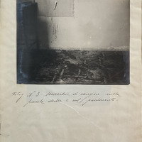 Le macchie del sangue della vittima nella stanza dove è stata accoltellata Maria Flores