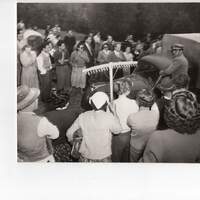 Una folla di curiosi assiste al passaggio del camioncino dei carabinieri che trasporta Jolanda Bergamo sul luogo del delitto Cavallero