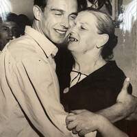 Aldo Cugini abbraccia la madre dopo la scarcerazione