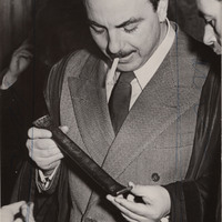 L'avvocato Sarno osserva la sbarra con cui fu compiuta la strage di via San Gregorio