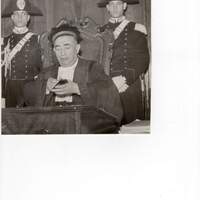 Il presidente della Corte osserva il corpo del reato al processo di cassazione contro Ettore Grande