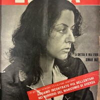 Le figlie abbracciano una donna di pietra