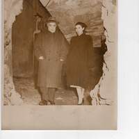 Nicole Pouly mentre parla con l'avvocato difensore del marito, Nadir Chiabodo