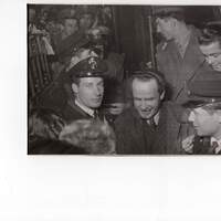 Ettore Grande stretto dalla folla dopo l'assoluzione al processo di cassazione