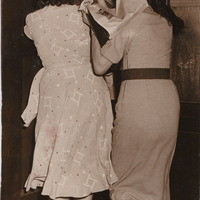 Giuseppina Toniatti, moglie di Giuseppe Faletto, si nasconde dai fotografi insieme alla cognata