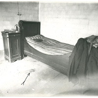 La camera da letto con il materasso e il pavimento sporchi di sangue