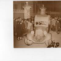 Il cellulare che trasporta Nadir Chiabodo in carcere attorniato da una folla di curiosi davanti al Palazzo di Giustizia