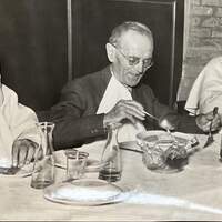 Stefano Grande a tavola nel convento di San Domenico dove è ospitato durante il processo del figlio