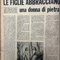Le figlie abbracciano una donna di pietra