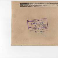 Il cellulare che trasporta Nadir Chiabodo in carcere attorniato da una folla di curiosi davanti al Palazzo di Giustizia