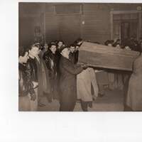 La salma di Mario Giliberti viene portata in obitorio