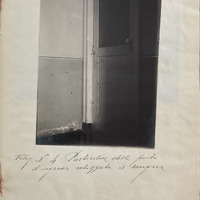 Il sangue della vittima sulla porta della stanza dove è stata accoltellata Maria Flores