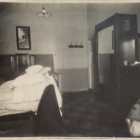 La stanza dove è stata accoltellata Maria Flores (veduta d'insieme della parete destra e della parete posteriore)