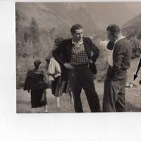 Sul luogo del delitto di Entrèves Arturo Jordaney proprietario del cane siberiano Corsi che scoprì la vittima discute con il montanaro che, seguendo il cane, vide per primo il cadavere