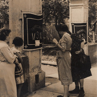 I drappi funebri all'ingresso della casa di Angela Cavallero a Torino
