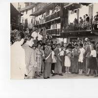 Davanti alla caserma dei carabinieri di Courmayeur la gente aspetta di vedere uscire Jolanda Bergamo, presunta assassina di Angela Cavallero