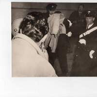 Nadir Chiabodo, all'ingresso del Palazzo di Giustizia, cerca di nascondersi di fronte ai flash dei fotografi