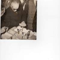 Il console Bovo e i membri della Corte esaminano il plastico della villa dei Grande a Bangkok