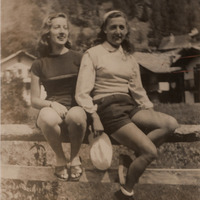 Angela Cavallero e (alla sua destra) la sorella Anna