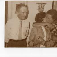 L'abbraccio di Jolanda Bergamo con la madre al suo rientro a Roma dopo la scarcerazione