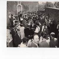 Una gran folla sosta davanti alla Torre dei Balivi in attesa della scarcerazione di Jolanda Bergamo