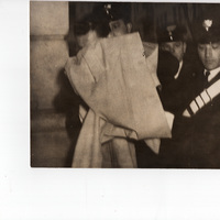 Nadir Chiabodo si nasconde con l'impermeabile durante il suo processo