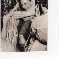 Aldo Cugini abbraccia la sorella e la fidanzata dopo la scarcerazione