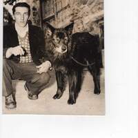 Arturo Jordaney con il cane Corsi, che scroprì il cadavere di Angela Cavallero