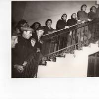 Il pubblico del processo Chiabodo si accalca sulle scale del tribunale