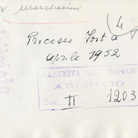 L’avvocato Marchesini osserva le fotografie della scena del crimine al processo Fort