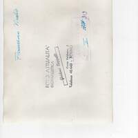 Francesco Virdis si copre il volto mentre esce dal commissariato