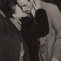 Giuseppe Ricciardi con la madre dopo il processo per direttissima per ingiurie