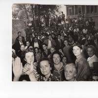 Una gran folla sosta davanti alla Torre dei Balivi in attesa della scarcerazione di Jolanda Bergamo