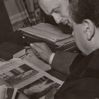 L’avvocato Marchesini osserva le fotografie della scena del crimine al processo Fort